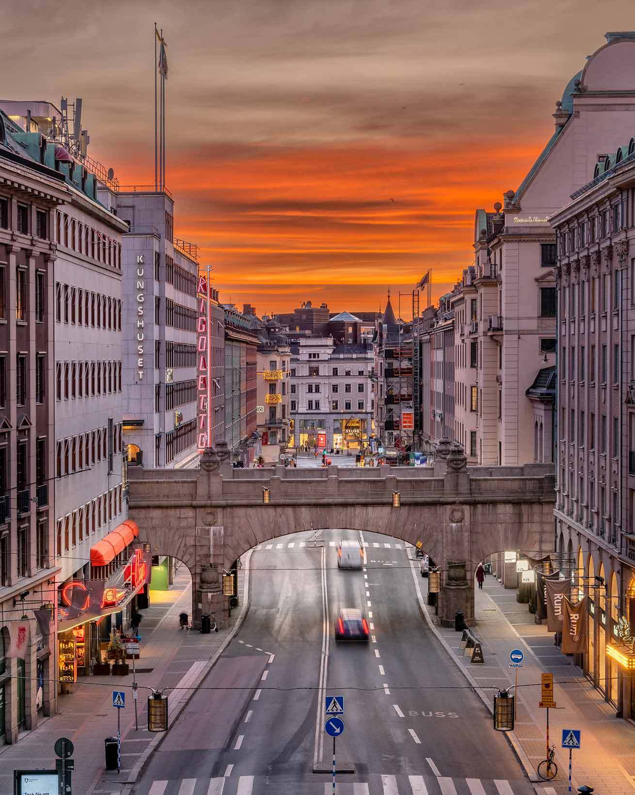 Solnedgång vid Kungsgatan i Stockholm